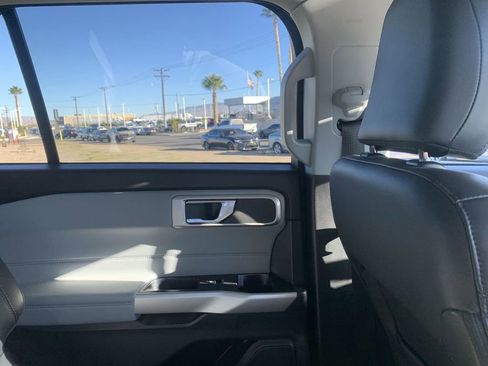 Used 2022 Ford Explorer XLT w/ Equipment Group 202A image 8