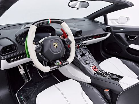 Used 2017 Lamborghini Huracan LP 610-4 AWD/4WD image 2