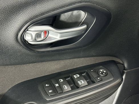 Used 2016 Jeep Cherokee Latitude w/ Comfort/Convenience Group image 17