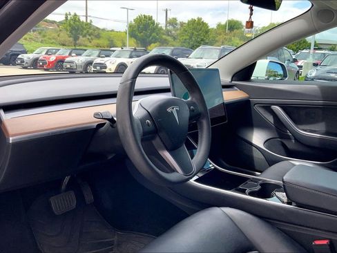 Used 2020 Tesla Model 3 Standard Range Plus RWD image 13