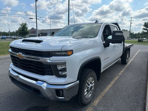 Used 2024 Chevrolet Silverado 2500 LT w/ Convenience Package AWD/4WD image 8