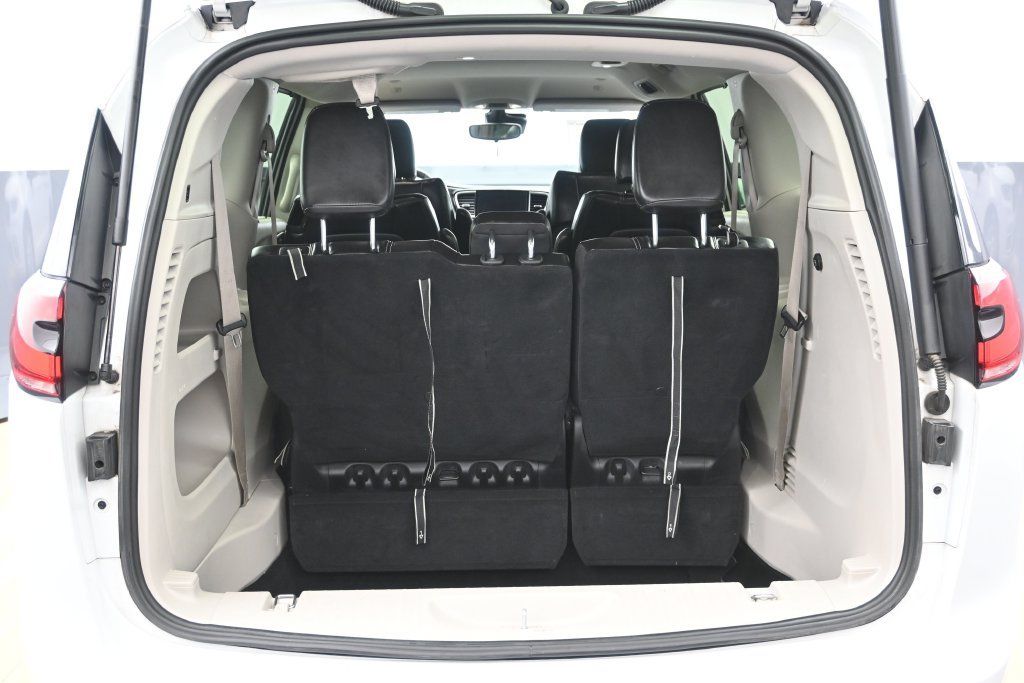 Used 2024 Chrysler Pacifica Touring-L FWD image 10