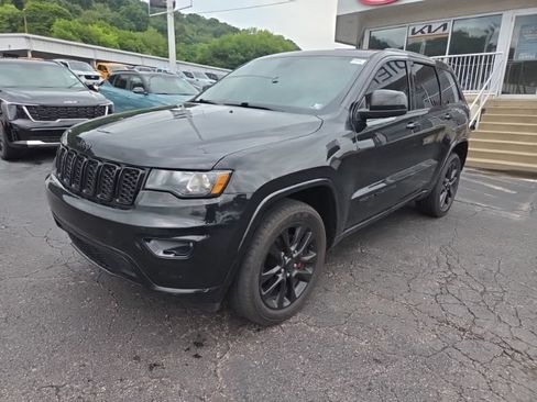 Used 2019 Jeep Grand Cherokee Altitude AWD/4WD image 3