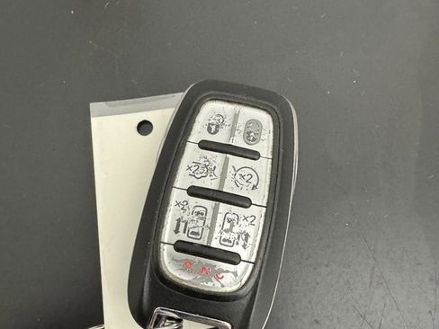 Used 2021 Chrysler Pacifica Touring-L image 59