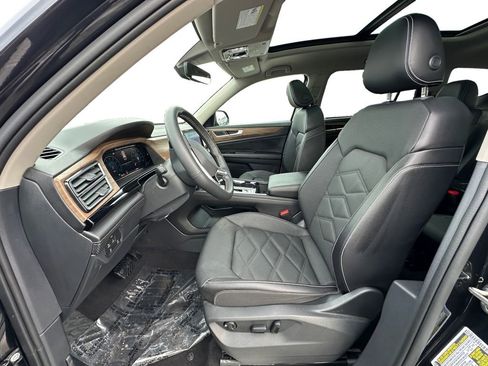 Used 2024 Volkswagen Atlas SE w/ Panoramic Sunroof Package image 9