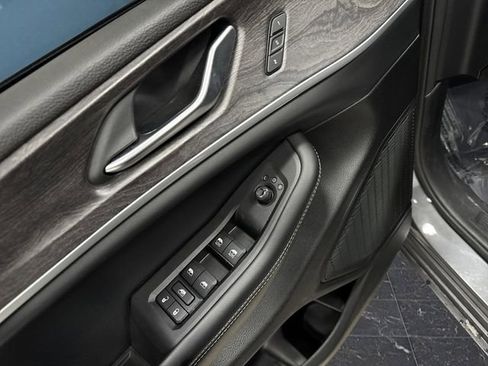 Used 2023 Jeep Grand Cherokee Limited w/ Luxury Tech Group II image 30