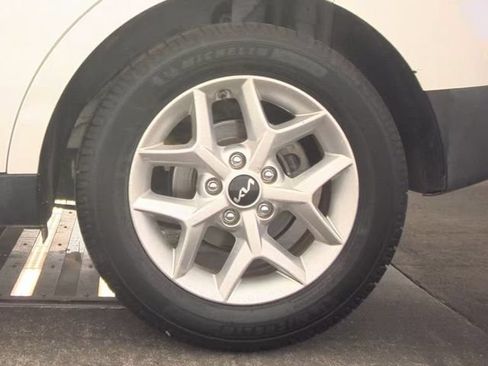 Certified 2022 Kia Soul LX w/ Technology Package FWD image 12