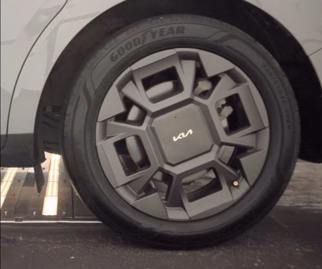 Used 2025 Kia Carnival SX FWD image 18