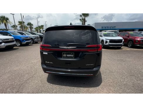 Used 2023 Chrysler Pacifica Limited FWD image 3