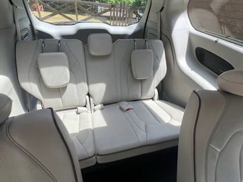 Used 2018 Chrysler Pacifica Limited w/ Tire & Wheel Group FWD image 8