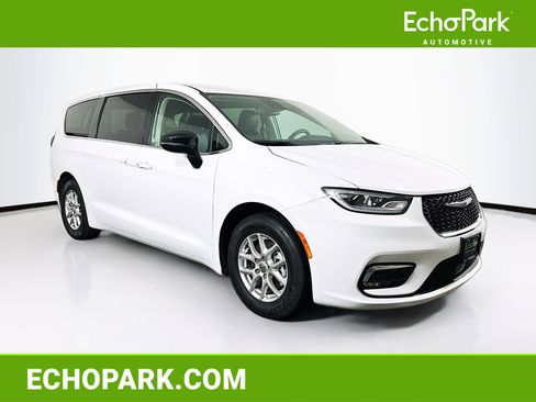 Used 2024 Chrysler Pacifica Touring-L image 1