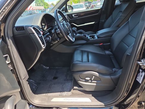 Used 2021 Porsche Cayenne w/ Driver Memory Package AWD/4WD image 19