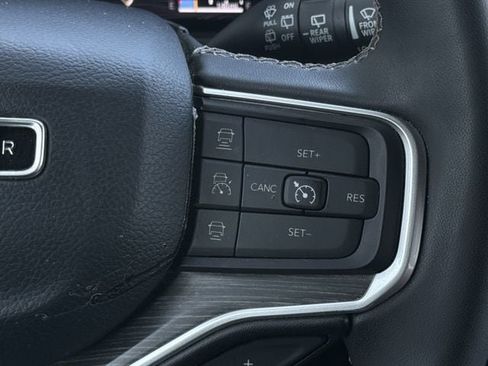 Used 2024 Jeep Wagoneer L Series II RWD image 14