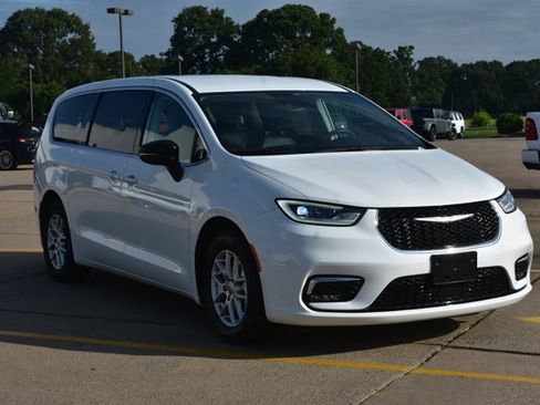 Used 2024 Chrysler Pacifica Touring-L FWD image 3