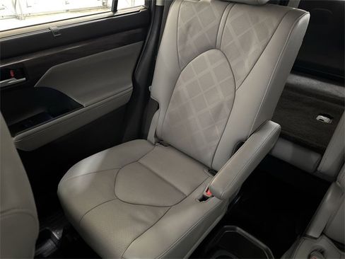 Used 2021 Toyota Highlander Platinum image 28