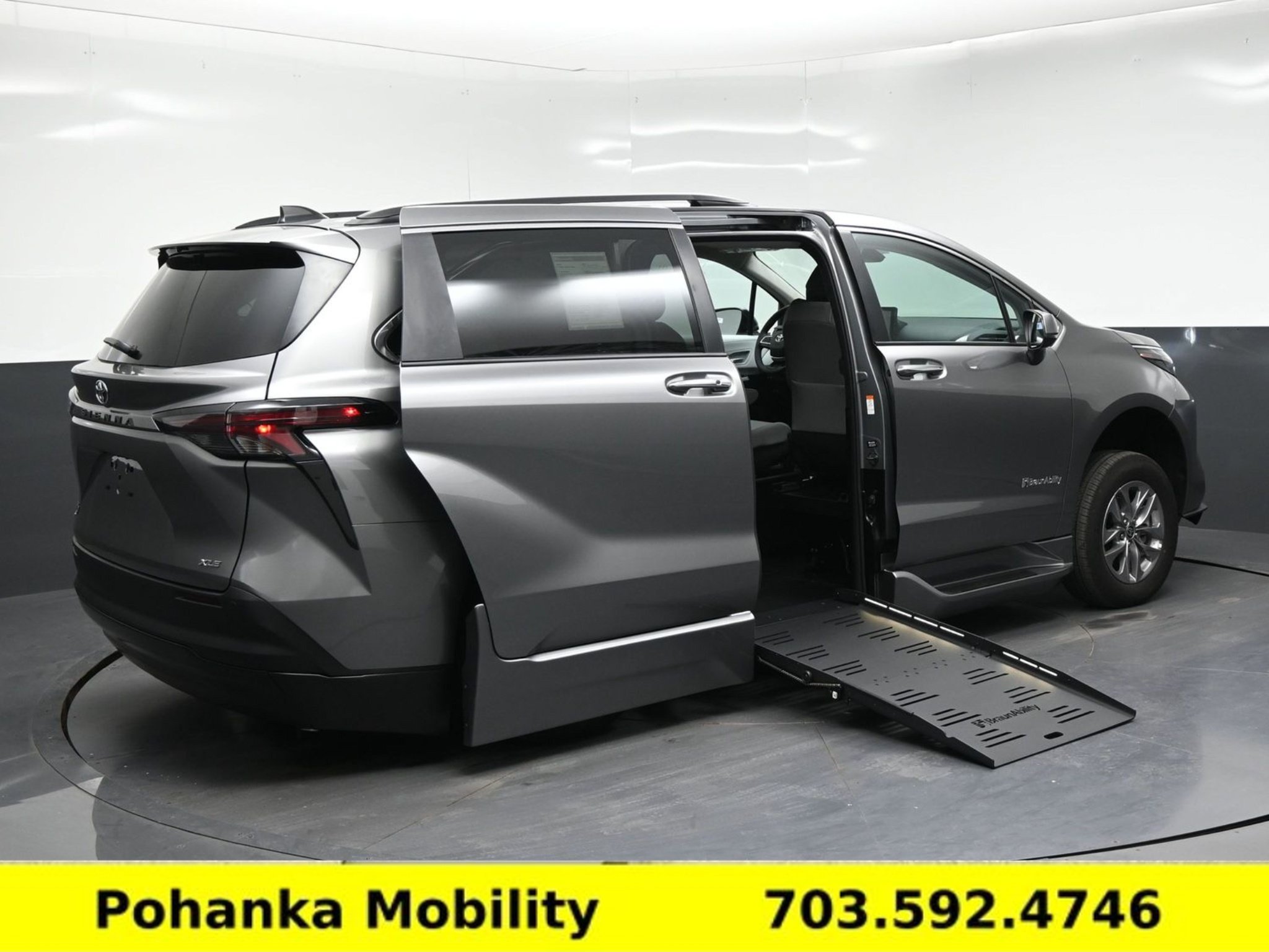 Used 2026 Toyota Sienna XLE FWD image 7