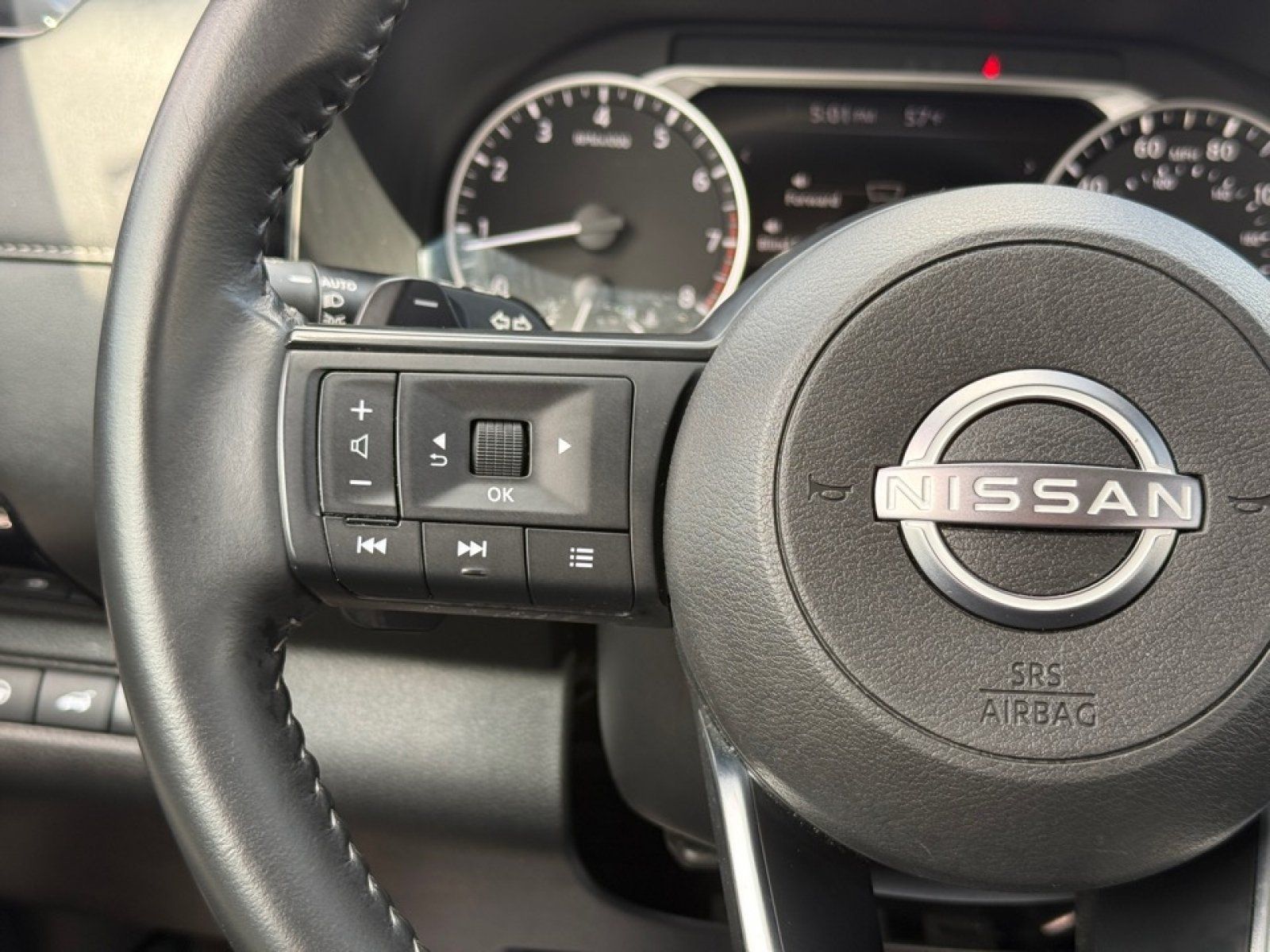Used 2025 Nissan Pathfinder SV FWD image 31
