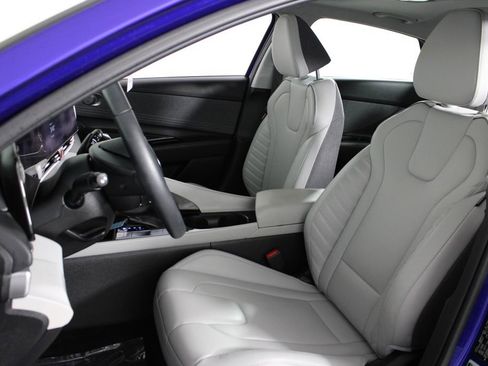 Used 2025 Hyundai Elantra Limited image 18