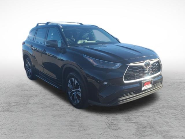 Used 2023 Toyota Highlander XLE AWD/4WD image 3