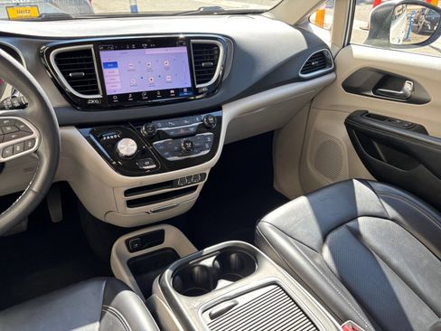 Used 2023 Chrysler Pacifica Touring-L FWD image 44