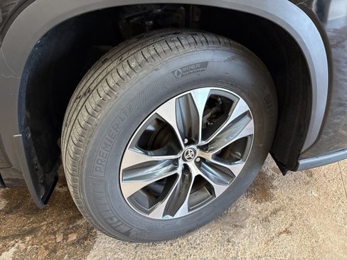 Used 2025 Toyota Highlander XLE AWD/4WD image 12