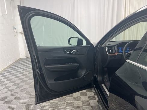 Used 2023 Volvo XC60 B5 Plus image 17
