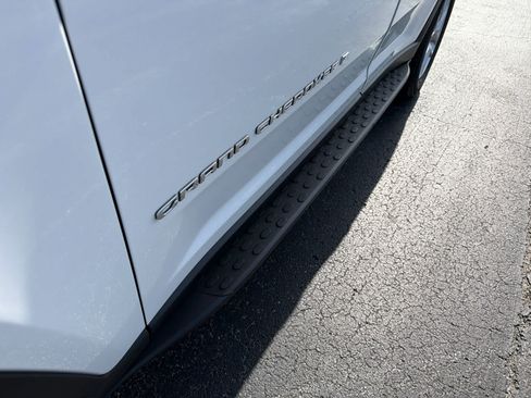 Used 2024 Jeep Grand Cherokee Laredo X w/ Luxury Tech Group I RWD image 10