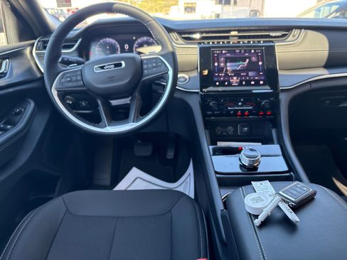 New 2025 Jeep Grand Cherokee L Laredo image 6