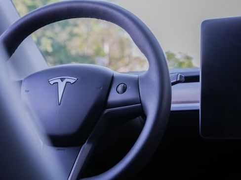 Used 2024 Tesla Model Y Long Range AWD/4WD image 37