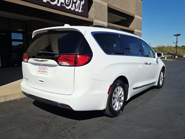 Used 2017 Chrysler Pacifica Touring-L w/ 13 Speaker Alpine Sound Group FWD image 3