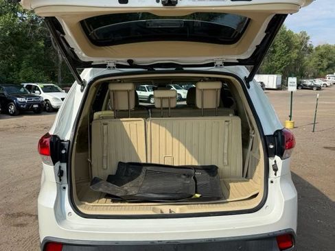 Used 2018 Toyota Highlander XLE AWD/4WD image 17
