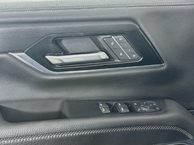 Used 2025 GMC Yukon XL Denali RWD image 23