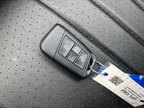 Used 2024 Volkswagen Tiguan SE image 11