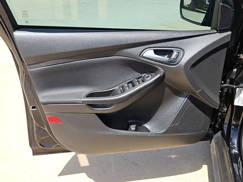 Used 2018 Ford Focus SE FWD image 11