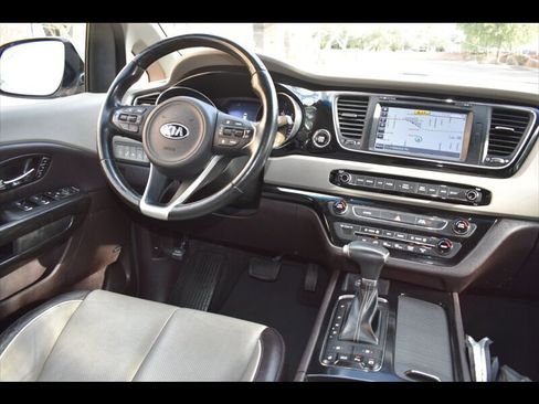 Used 2018 Kia Sedona SX Limited FWD image 32