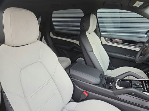 New 2026 Porsche Cayenne GTS image 19