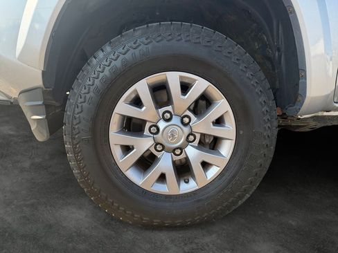 Used 2017 Toyota Tacoma SR5 w/ Tow Package AWD/4WD image 4