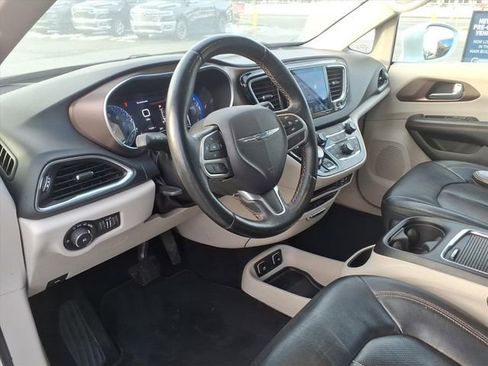 Used 2017 Chrysler Pacifica Touring-L Plus image 8