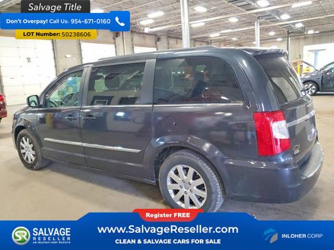 Used 2014 Chrysler Town & Country Touring image 3
