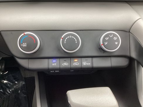 Used 2024 Hyundai Elantra SE FWD image 20
