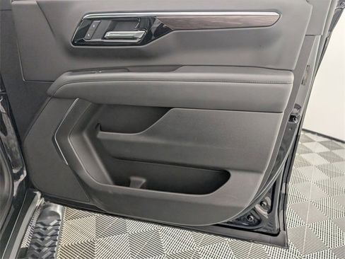 Used 2025 Chevrolet Suburban Z71 image 37