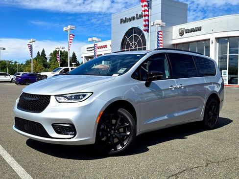 New 2026 Chrysler Pacifica Limited w/ S Appearance Package image 3