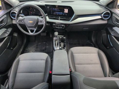 Used 2025 Chevrolet Trax LT w/ LT Convenience Package FWD image 25