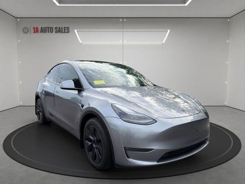 Used 2024 Tesla Model Y Long Range AWD/4WD image 7