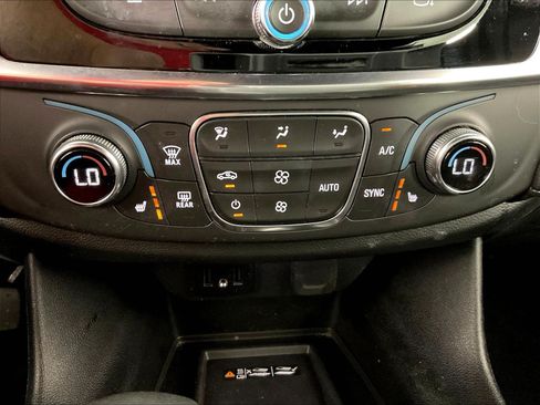 Used 2023 Chevrolet Traverse LT FWD image 36
