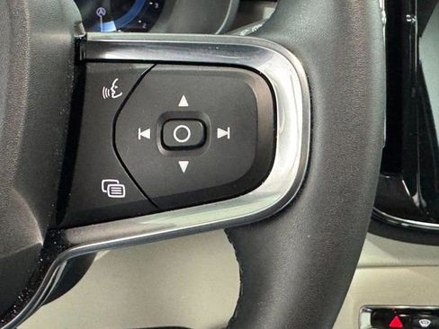 Used 2025 Volvo XC40 B5 Ultra image 22