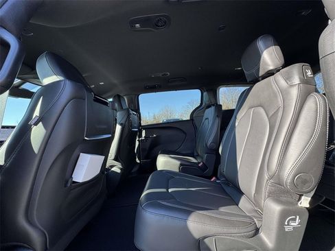 New 2026 Chrysler Pacifica Select image 14