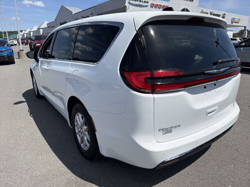 Used 2025 Chrysler Pacifica Select FWD image 8