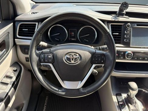 Used 2019 Toyota Highlander XLE FWD image 26