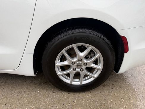 Used 2023 Chrysler Pacifica Touring-L FWD image 32